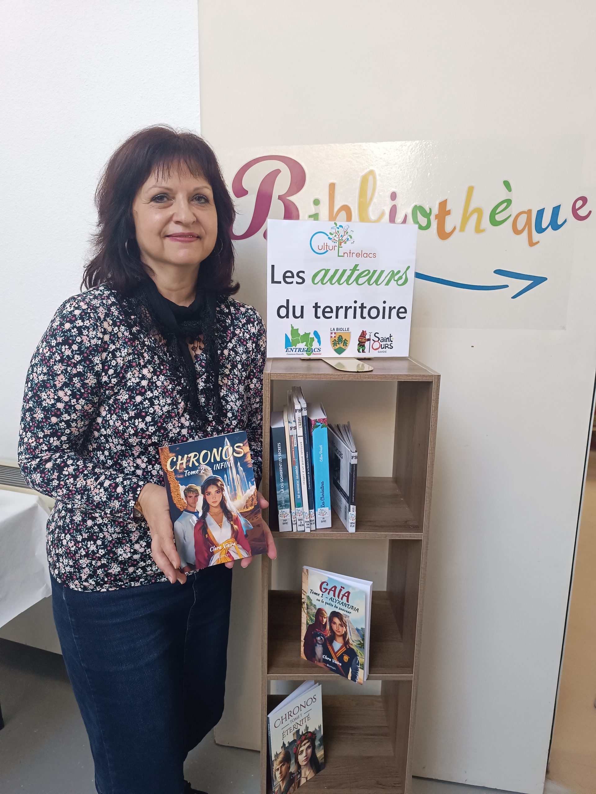 L’auteure Clara Vieira a découvert l’étagère dédiée aux auteurs du territoire qui sera installée à l’entrée de la bibliothèque.