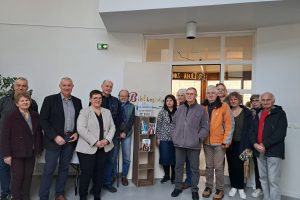 Elus, membres l’association Kronos qui écrivent collectivement des ouvrages et auteurs du territoire, lors de l’inauguration.