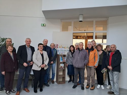 Elus, membres l’association Kronos qui écrivent collectivement des ouvrages et auteurs du territoire, lors de l’inauguration.