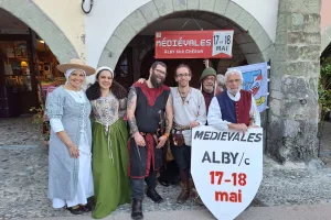 Les médiévistes de l'association des Médiévales d'Alby étaient présents au marché hebdomadaire sur la place du Trophée, à la recherche de bénévoles.