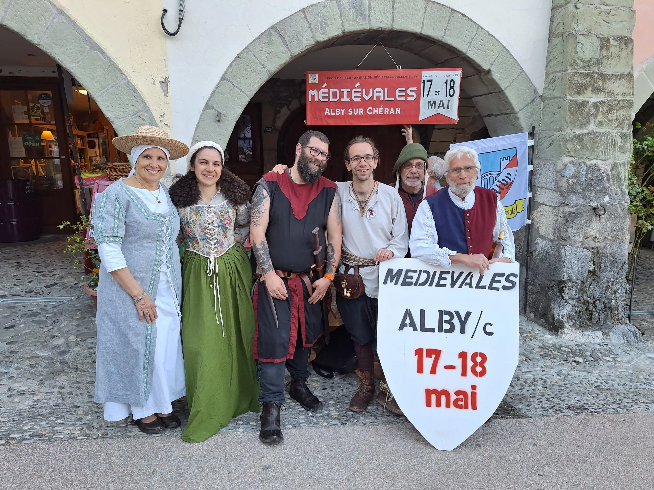 Les médiévistes de l'association des Médiévales d'Alby étaient présents au marché hebdomadaire sur la place du Trophée, à la recherche de bénévoles.