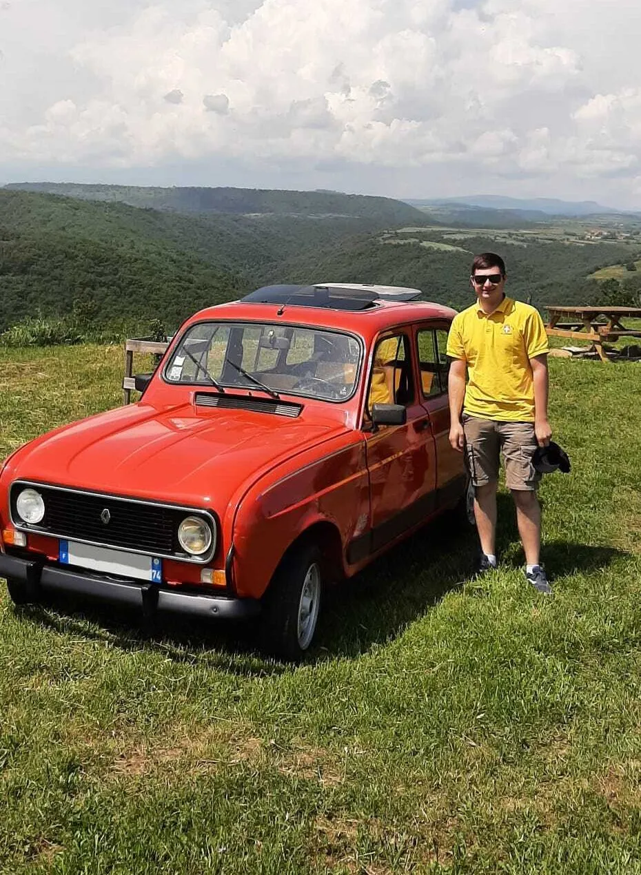 Théo Paccard, passionné de voitures ancienne est l'heureux propriétaire d'une 4L sixties.
