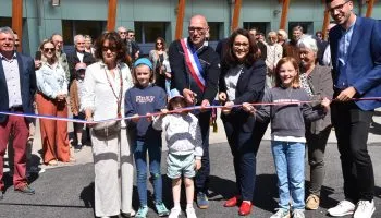 Coupage du ruban par les élus en présence des enfants