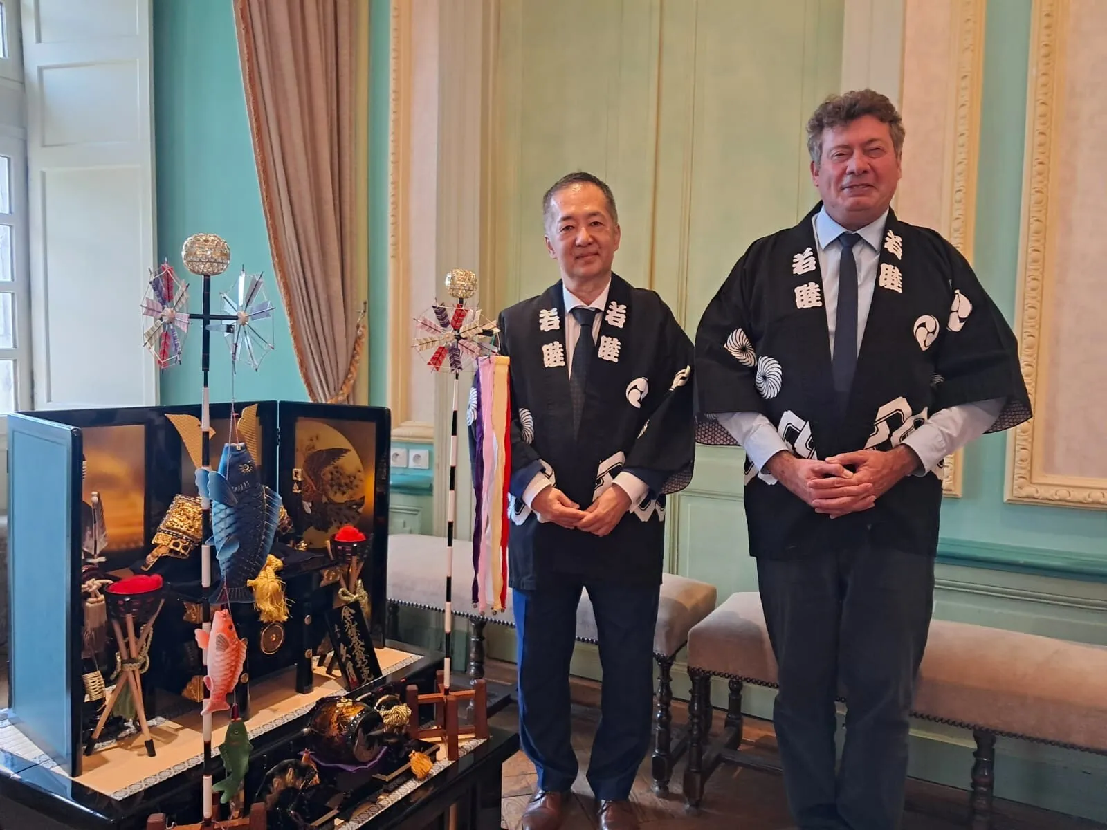 Osamu Ogata, consul du Japon, et Renaud Beretti, maire d'Aix-les-Bains, lors de la conférence de presse du 3e Festival Matsuri d'Aix-les-Bains.