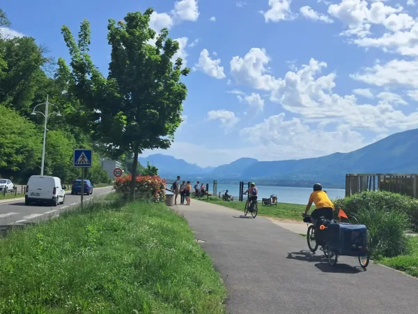 La voie verte du lac du Bourget permet de relier les communes d'Aix-les-Bains et du Bourget-du-Lac. La véloroute rejoint également Chambéry et est connectée à d'autres itinéraires cyclables.