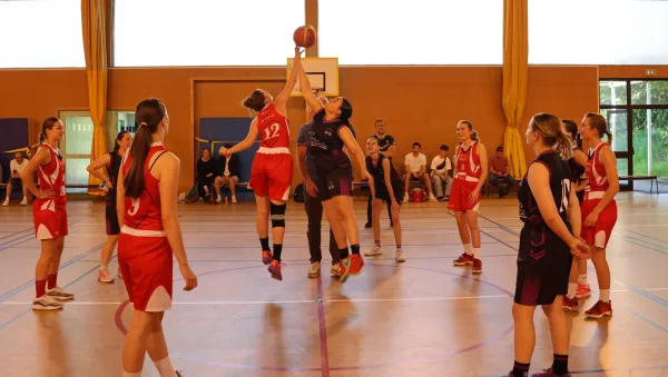 Les Cadettes, championnes interdépartementales, en cours de match