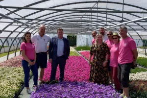 Les élus et agents du service parcs et jardins dans leur élément, dans une serre au milieu des fleurs !