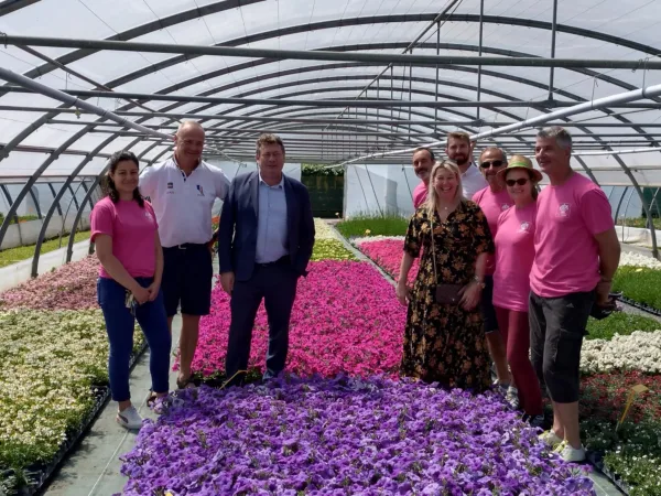 Les élus et agents du service parcs et jardins dans leur élément, dans une serre au milieu des fleurs !