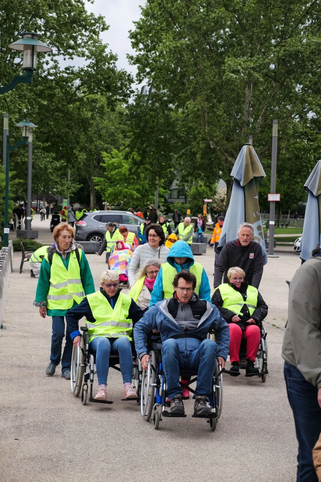 Les élus ont pu s'essayer à la traversée des rues de la commune en fauteuil roulant