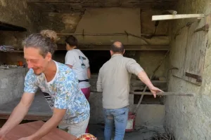 Pas de chômage pour les bénévoles, les uns enfournent et les autres vendent.
