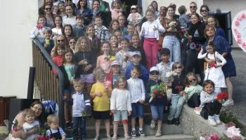 Mamans et enfants réunis pour célébrer cette fête.