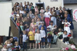 Mamans et enfants réunis pour célébrer cette fête.