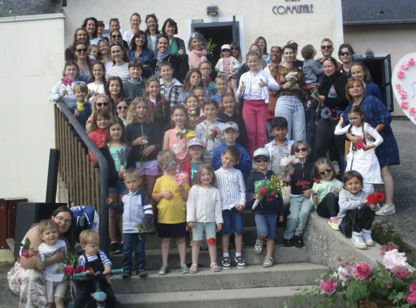 Mamans et enfants réunis pour célébrer cette fête.