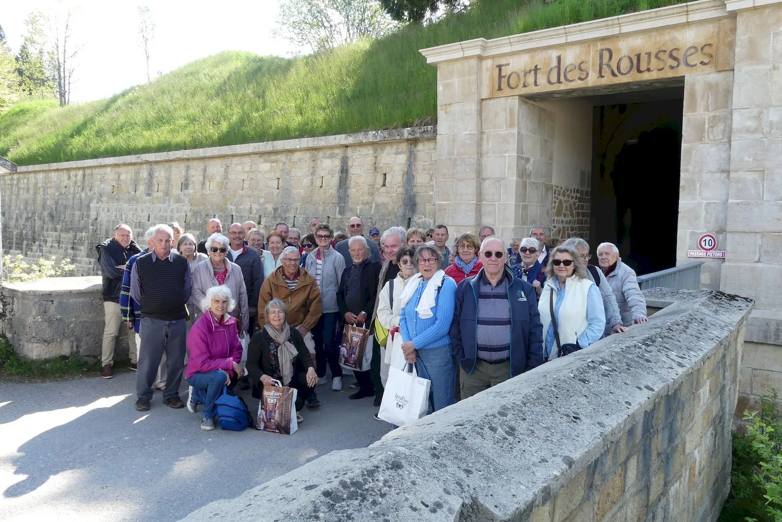 Le groupe devant le Fort des Rousses.