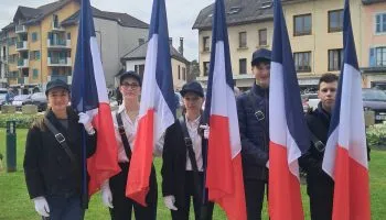 Les jeunes porte-drapeaux du lycée de l'Albanais de Rumilly ont assuré leur rôle ce jeudi 8 mai à Rumilly.