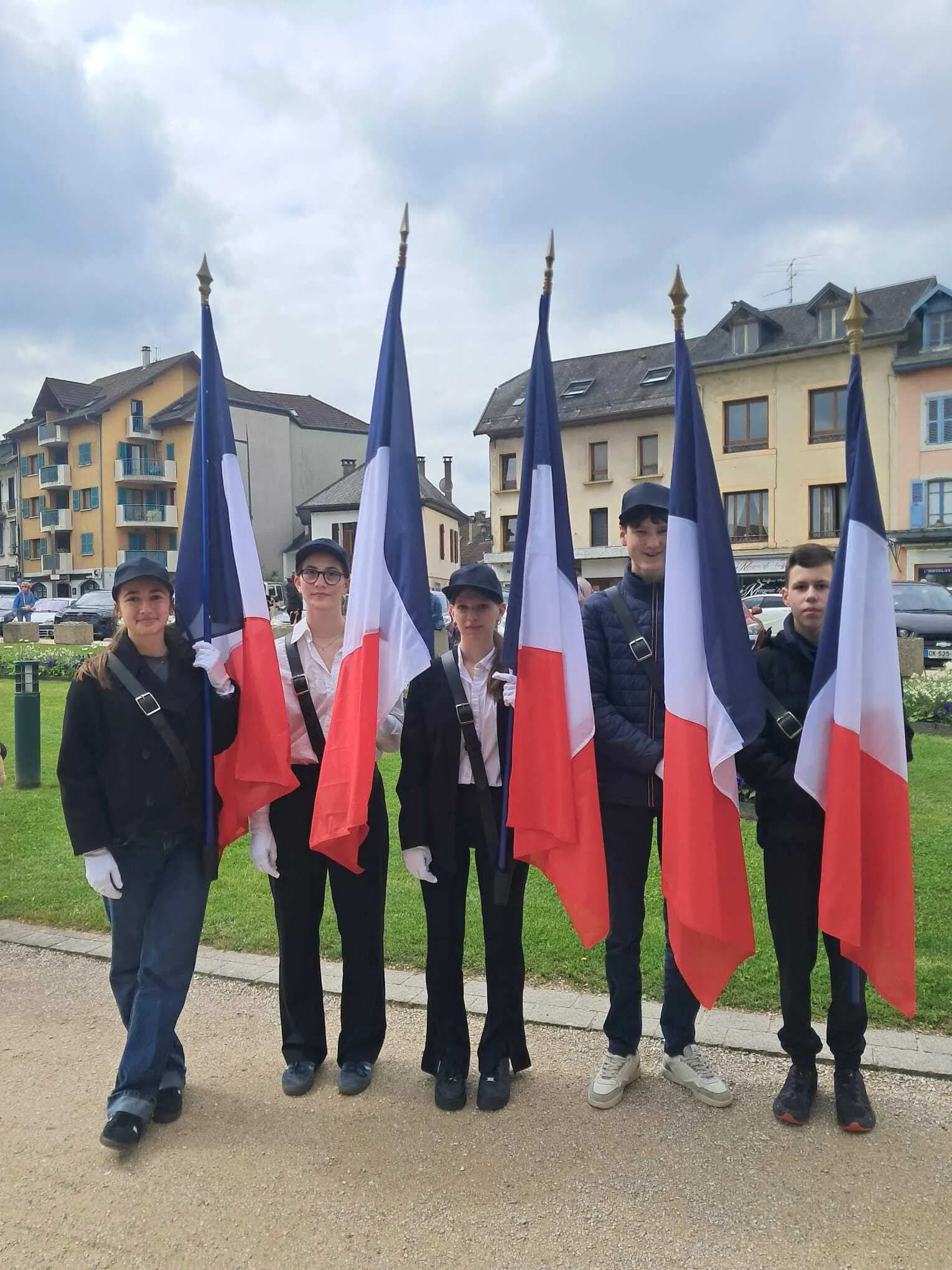 Les jeunes porte-drapeaux du lycée de l'Albanais de Rumilly ont assuré leur rôle ce jeudi 8 mai à Rumilly.