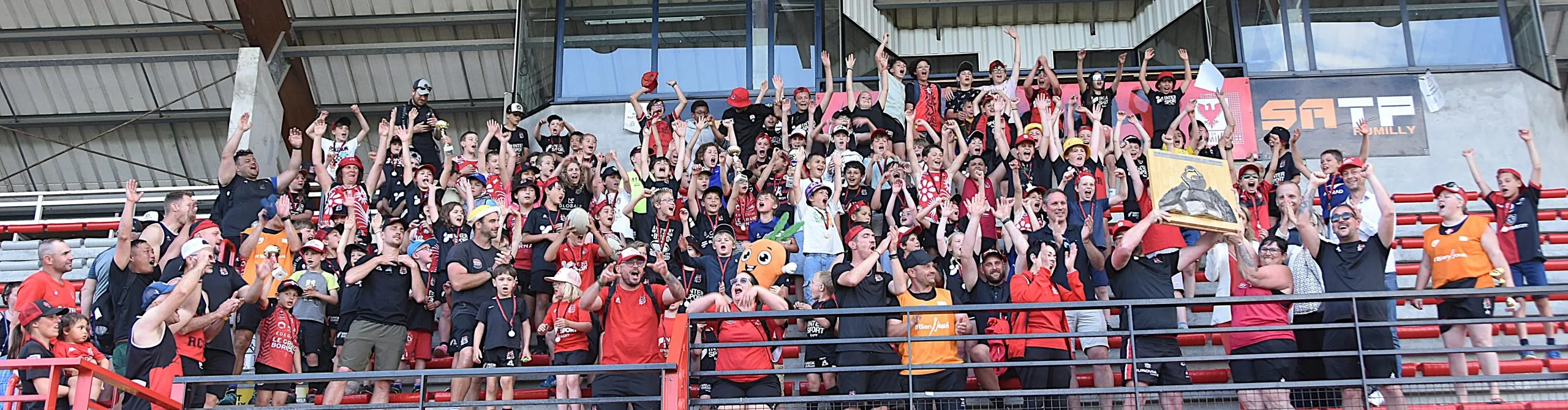 Rumilly, 1er du tournoi soulève le trophée.