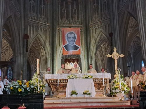 Le représentant du pape, Mgr Celestino Migliore, face à la relique de Camille Costa de Beauregard, avec à sa droite Mgr Thibault Verny, archevêque de Chambéry.