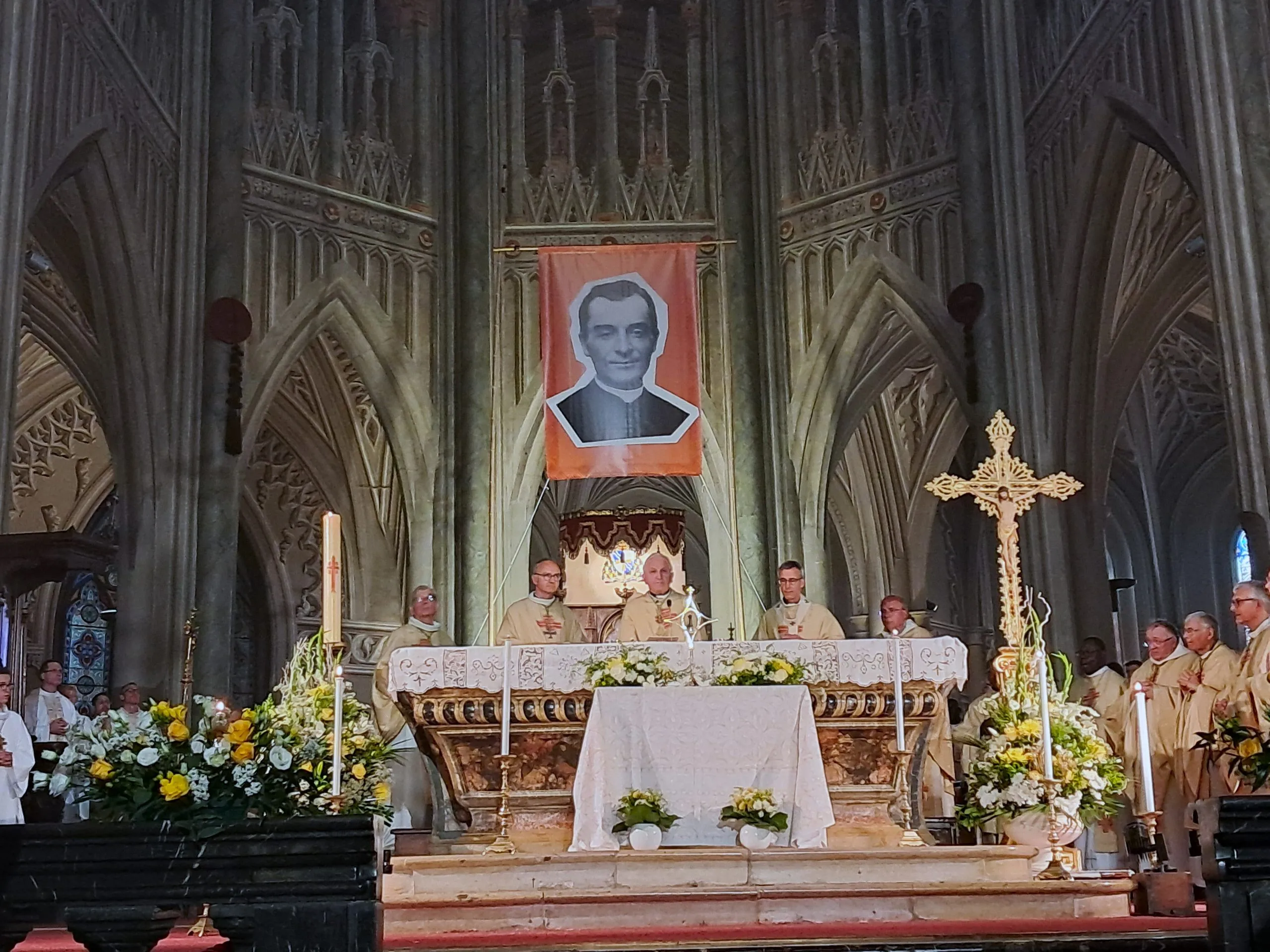 Le représentant du pape, Mgr Celestino Migliore, face à la relique de Camille Costa de Beauregard, avec à sa droite Mgr Thibault Verny, archevêque de Chambéry.