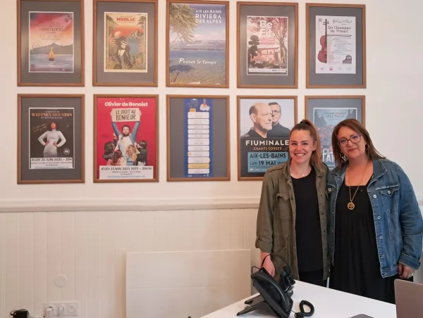 Faustine et Sana vous accueillent pour vos réservations dans ce nouveau local, allée du Grand Passage, tout près de l'office de tourisme.