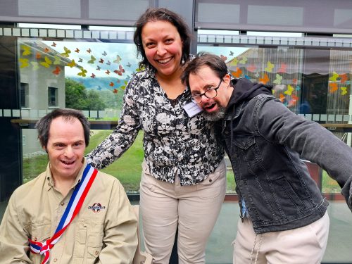 La directrice du pôle "Habitat et soins" entourée de deux résidents du FAM.