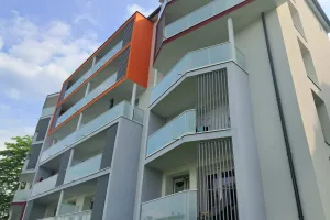Des habitants déplorent notamment la pose d'un vernis défectueux sur le sol de leur balcon.