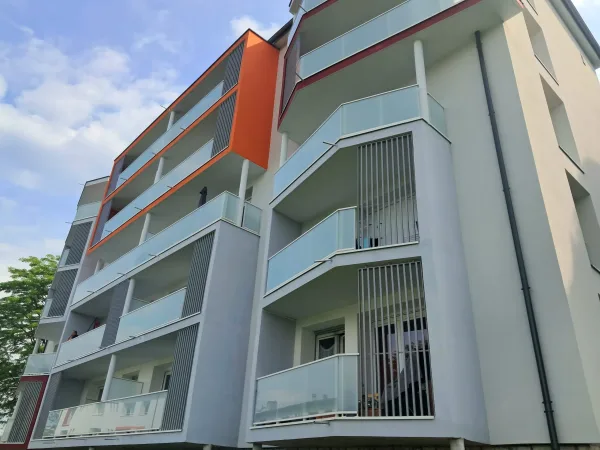 Des habitants déplorent notamment la pose d'un vernis défectueux sur le sol de leur balcon.