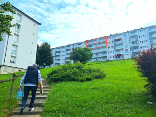 Après la destruction de la barre de la Cité, cinq immeubles ont été réhabilités avec notamment réfection des façades, isolation thermique, création de balcons...