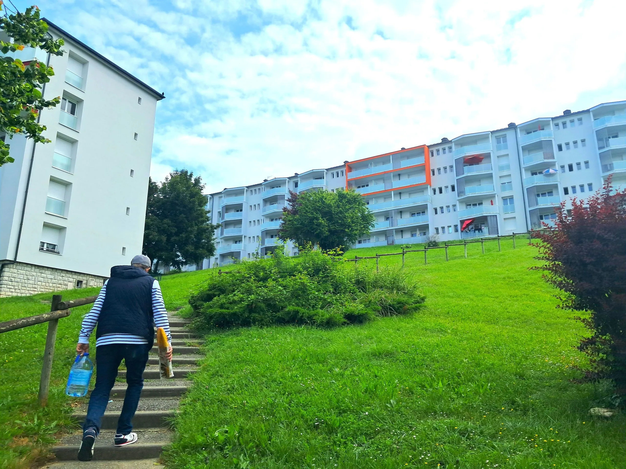 Après la destruction de la barre de la Cité, cinq immeubles ont été réhabilités avec notamment réfection des façades, isolation thermique, création de balcons...