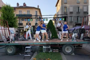 Années 80. Le groupe Feed Back a ambiancé l'avenue de Verdun avec des reprises énergiques de grands tubes qui ont marqué les années 80. Les Aixois étaient au rendez-vous pour chanter et danser autour d'un verre ou d'une planche à partager.
