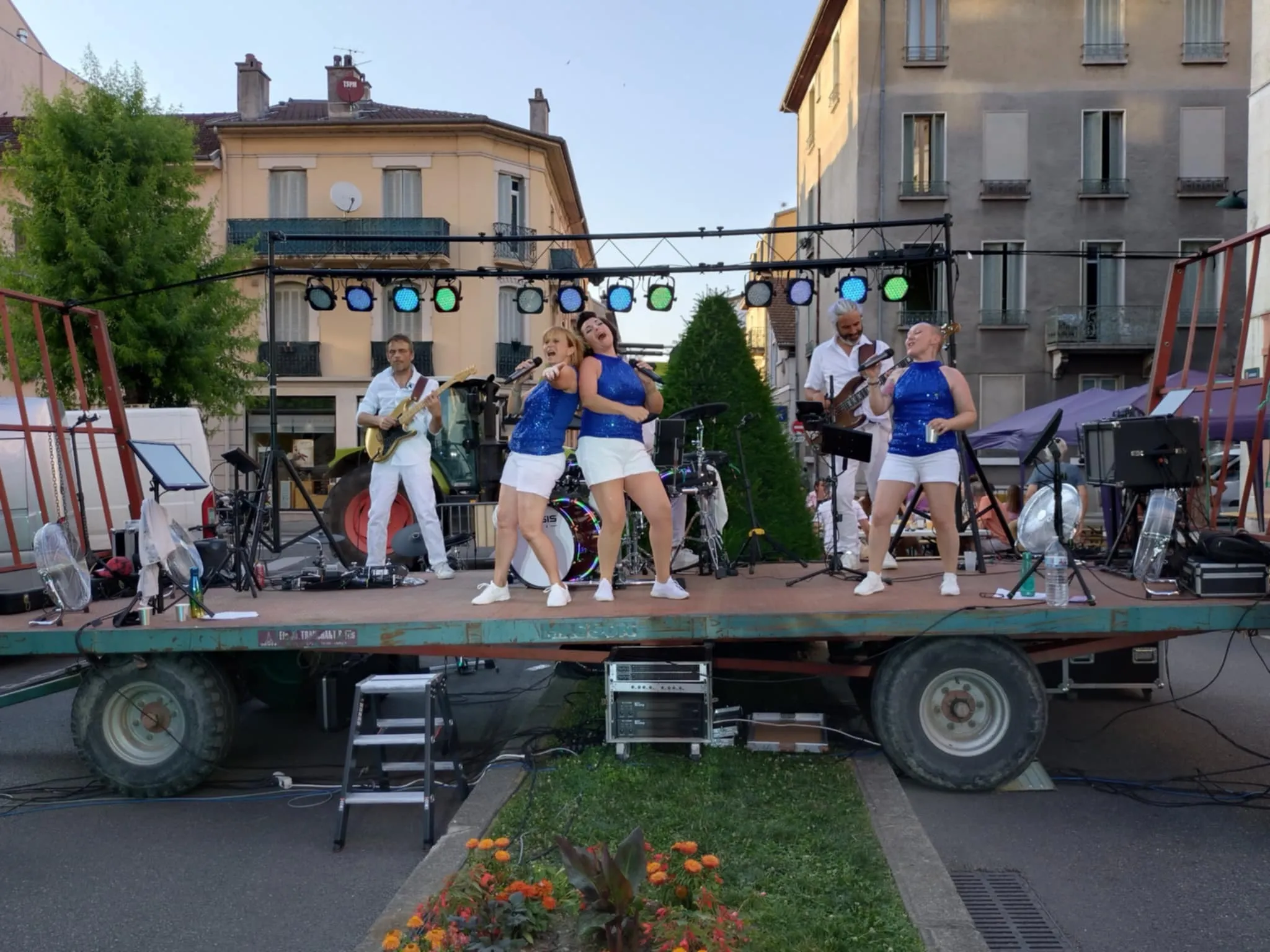 Années 80. Le groupe Feed Back a ambiancé l'avenue de Verdun avec des reprises énergiques de grands tubes qui ont marqué les années 80. Les Aixois étaient au rendez-vous pour chanter et danser autour d'un verre ou d'une planche à partager.