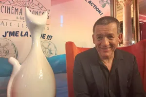 Dany Boon, malgré son timing très serré, a répondu à quelques questions de la presse. Il a ensuite pris la pose aux côtés d'une des œuvres « Lelocat » de l'artiste aixoise Leloluce.