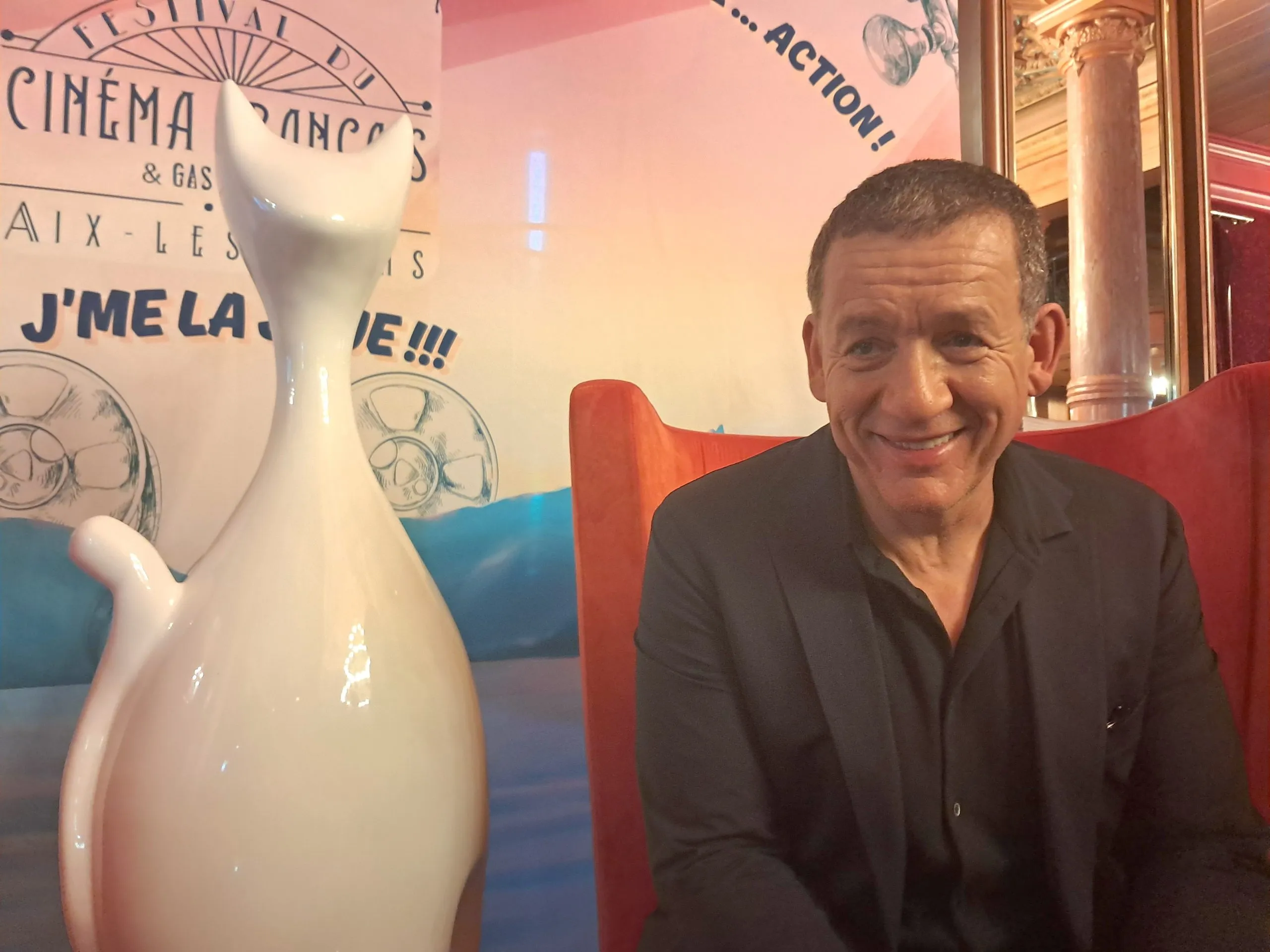 Dany Boon, malgré son timing très serré, a répondu à quelques questions de la presse. Il a ensuite pris la pose aux côtés d'une des œuvres « Lelocat » de l'artiste aixoise Leloluce.