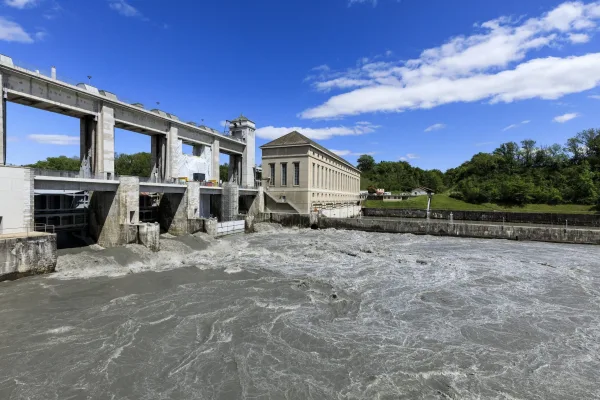 Ouverture du barrage pour évacuer les sédiments.