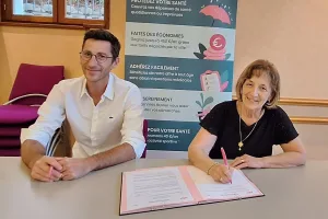 Jocelyne Boch maire d'Alby-sur-Chéran et le représentant de la Mutuelle Just ont signé une convention pour la protection santé des albygeois.