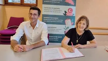 Jocelyne Boch maire d'Alby-sur-Chéran et le représentant de la Mutuelle Just ont signé une convention pour la protection santé des albygeois.