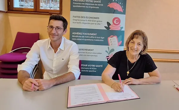Jocelyne Boch maire d'Alby-sur-Chéran et le représentant de la Mutuelle Just ont signé une convention pour la protection santé des albygeois.