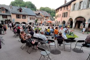 La place du Trophée dans le vieux bourg accueillait musiciens et public.