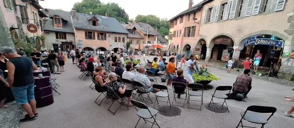 La place du Trophée dans le vieux bourg accueillait musiciens et public.