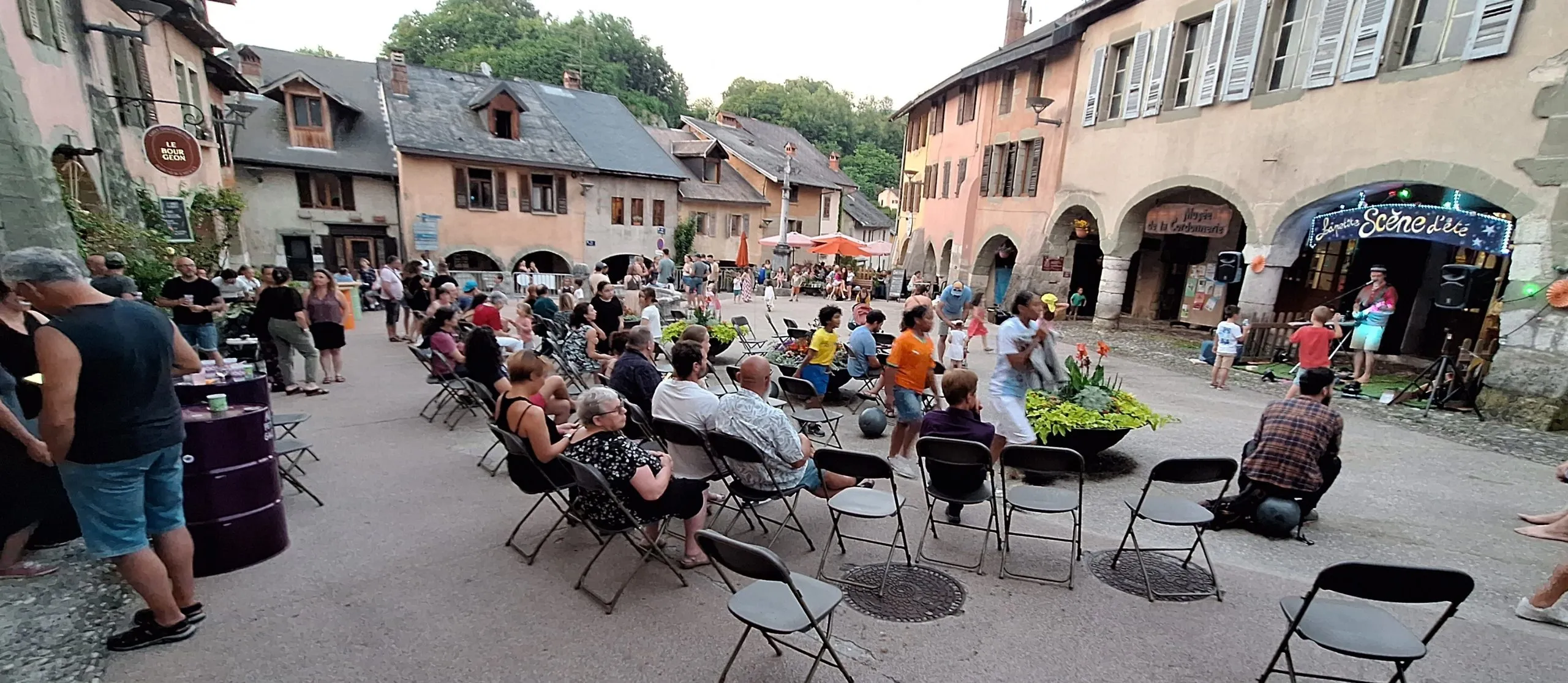 La place du Trophée dans le vieux bourg accueillait musiciens et public.
