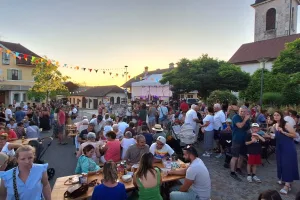 La place du centre village de Chapeiry avec de nombreuses familles en toute convivialité.