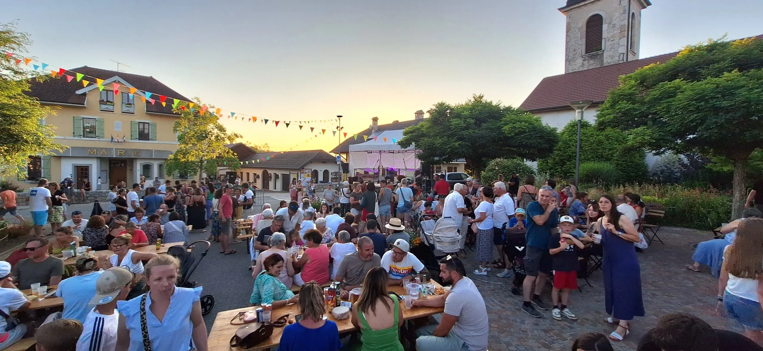 La place du centre village de Chapeiry avec de nombreuses familles en toute convivialité.