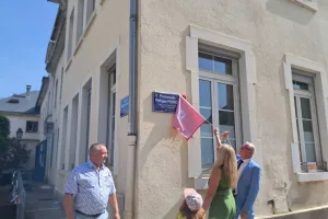 Madame Perron et Christian Dulac ont dévoilé la nouvelle plaque de la rue.
