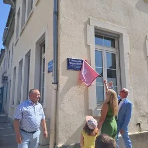 Madame Perron et Christian Dulac ont dévoilé la nouvelle plaque de la rue.