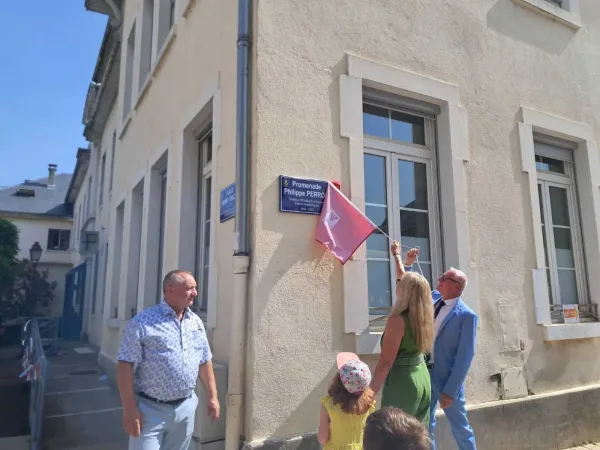 Madame Perron et Christian Dulac ont dévoilé la nouvelle plaque de la rue.