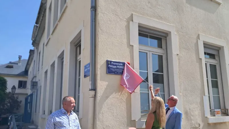 Madame Perron et Christian Dulac ont dévoilé la nouvelle plaque de la rue.