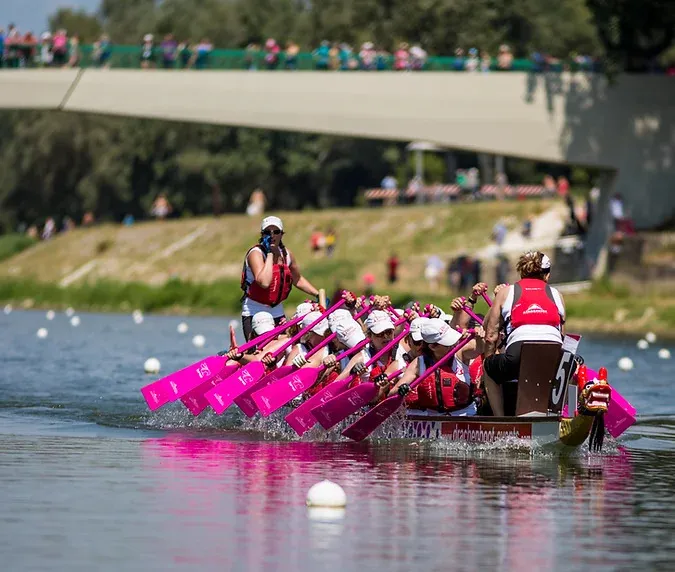 Le Dragon Boat est une discipline sportive qui met le collectif en lumière.