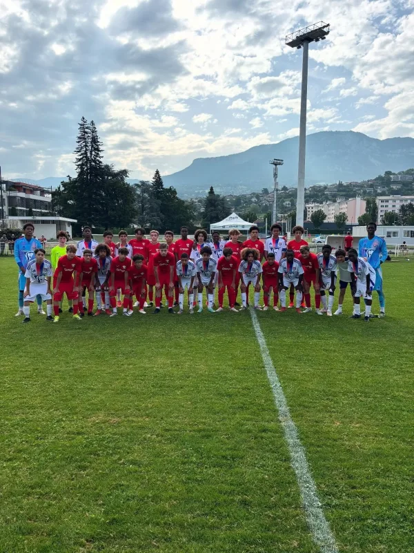 Les U14 d'Aix FC et de l'OL lors du tournoi organisé par le club aixois.
