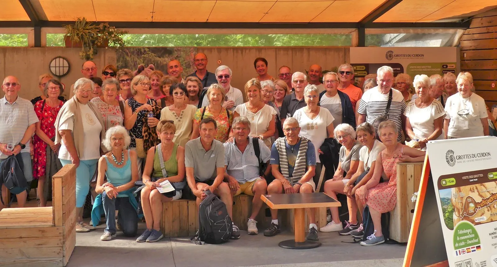 Les adhérents devant l'entrée de la grotte.