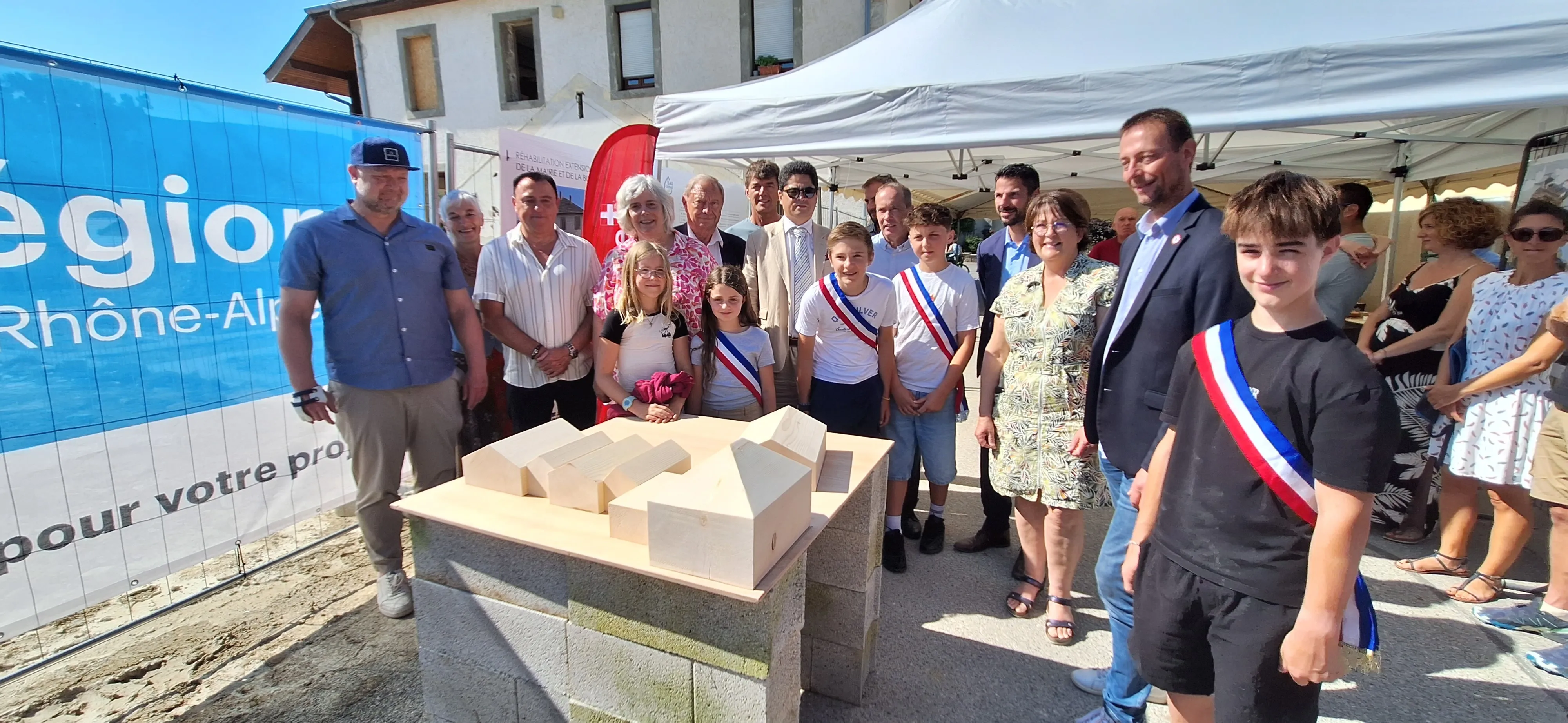 Les élus présents ont lancé les travaux de la nouvelle école et la mairie, autour de la maquette du projet, en bois en rappel des matériaux prédominants.